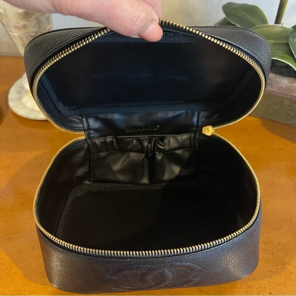 CHANEL Vintage CC Logo Caviar Leather Vanity Case Black - Picture 6 of 10